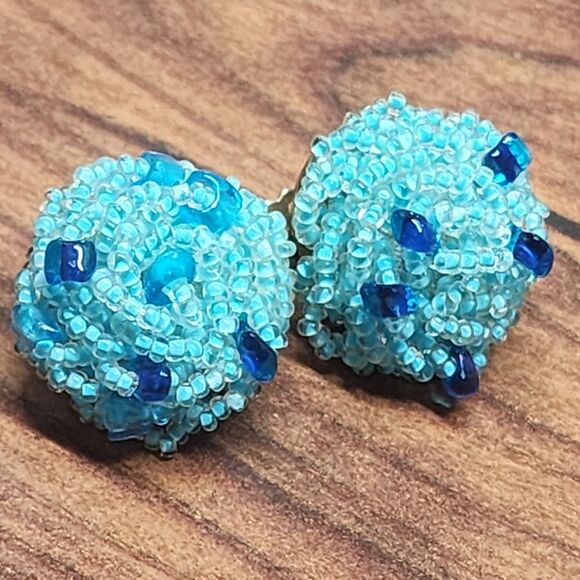 Lisner 1960's Turquoise-Blue Beaded Clip Earrings - Picture 11 of 12